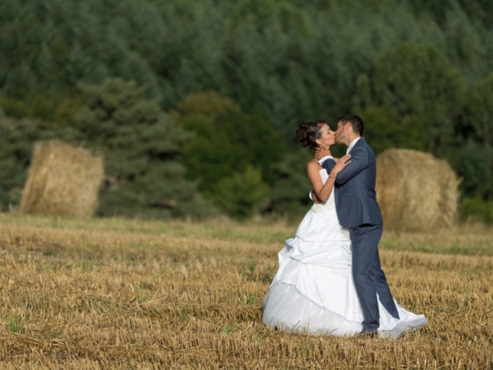 photos de couple de maries en exterieur en haute loire