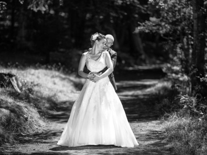 photos de couple de mariés en noir et blanc, au puy