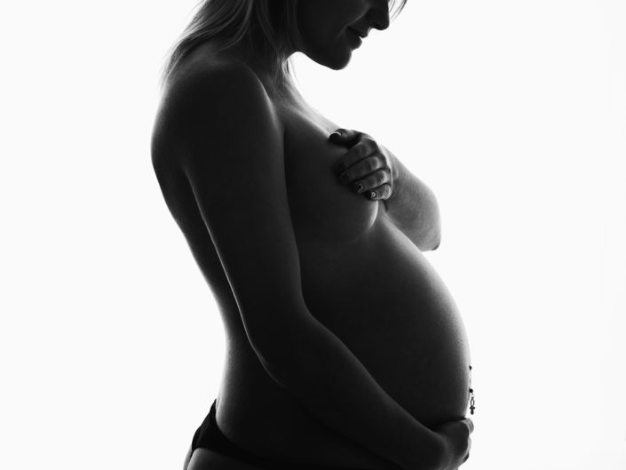 photos de grossesse en noir et blanc au studio en haute loire